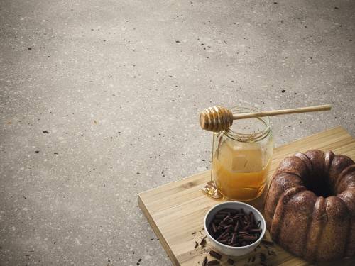 Carrelage sol et mur grès cérame effet ciment 90x90 cm couleur taupe collection Géo chez InstaHouse zoom