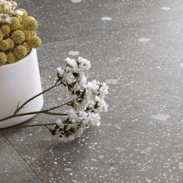 Carrelage grès cérame effet ciment incrustation fleurs 90 x 90 cm couleur graphite collection Géo InstaHouse zoom