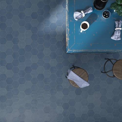 Carrelage sol restaurant esprit tomette, antidérapant R10, hexagone 13,9x16 bleu Kasbah InstaHouse Carmen Souk